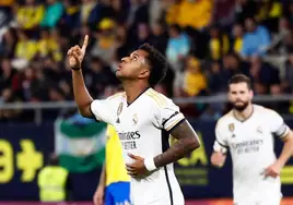 Rodrygo celebra uno de sus goles en Cádiz.