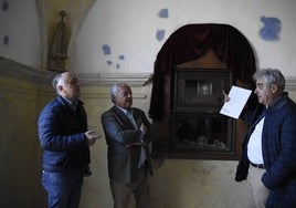 Mauricio Angulo, Gonzalo Santonja y Juan Carlos Prieto, en el camarín de la Virgen del Leche que alberga los restos de la Moza Santa y de Simón Vela en la ermita del Robledo de Sequeros