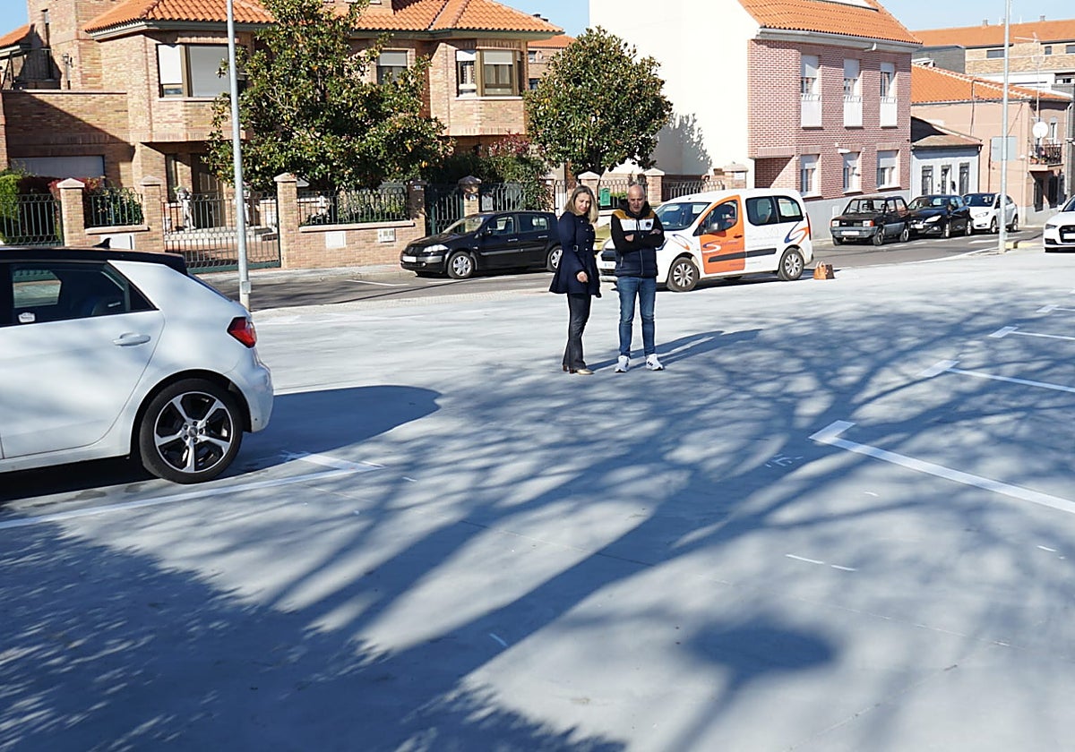 La concejala de Fomento, Marta Labrador, y el edil de Comercio, Juan Carlos Bueno, en el aparcamiento habilitado en la calle Zurbarán.