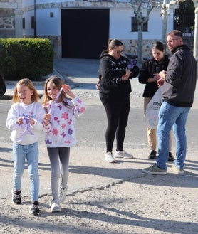 Imagen secundaria 2 - Vecinos de Sanchotello de diferentes edades, hombres y mujeres, participaron en la jornada.