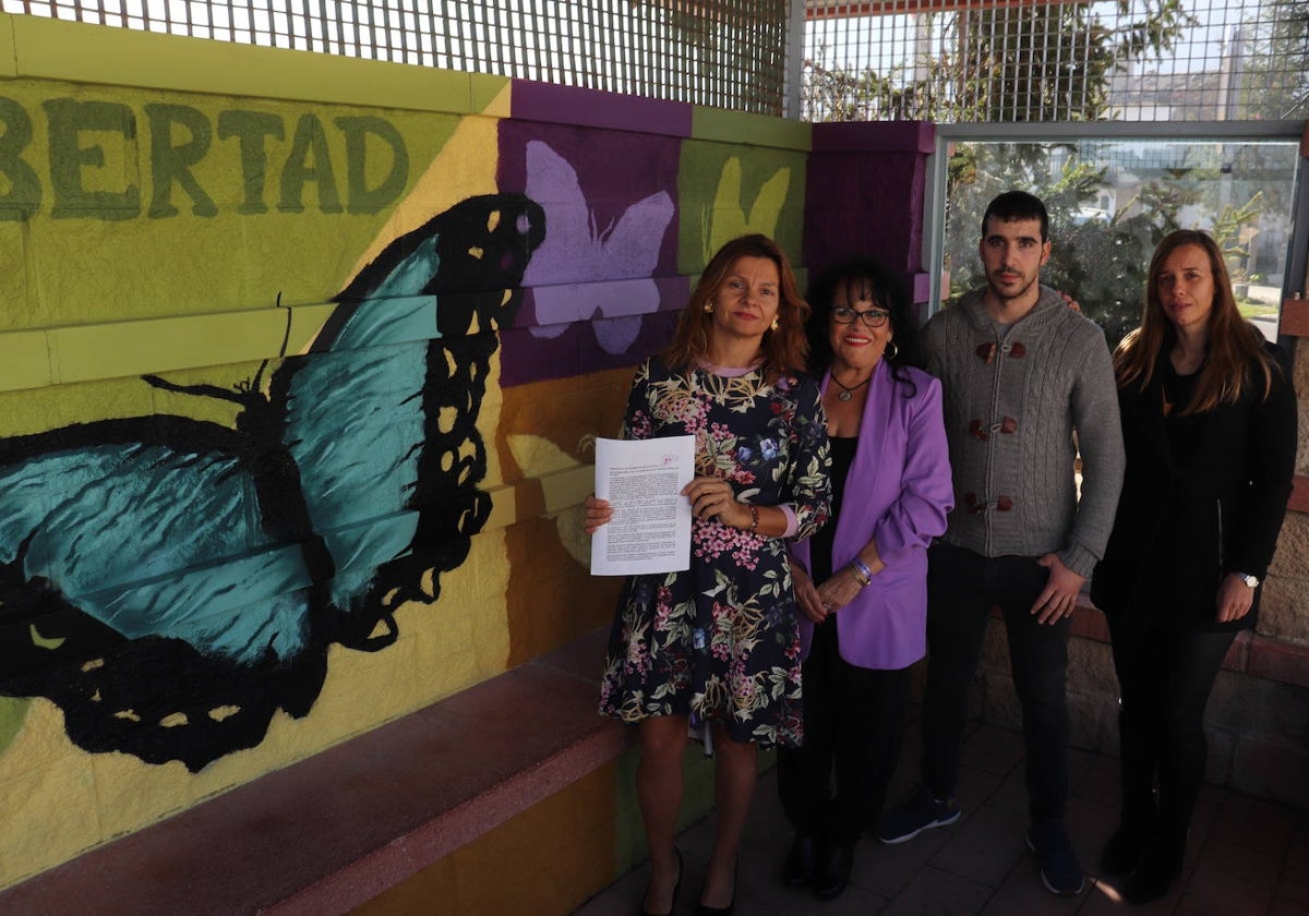 Los integrantes del Ayuntamiento con el manifiesto que leyó la alcaldesa y el nuevo mural.