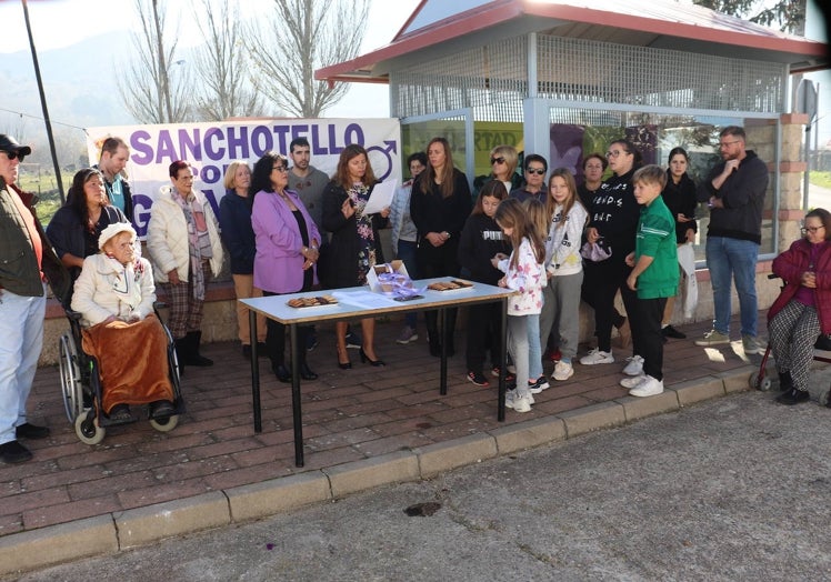 Imagen principal - Vecinos de Sanchotello de diferentes edades, hombres y mujeres, participaron en la jornada.