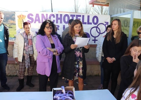 Imagen secundaria 1 - Vecinos de Sanchotello de diferentes edades, hombres y mujeres, participaron en la jornada.