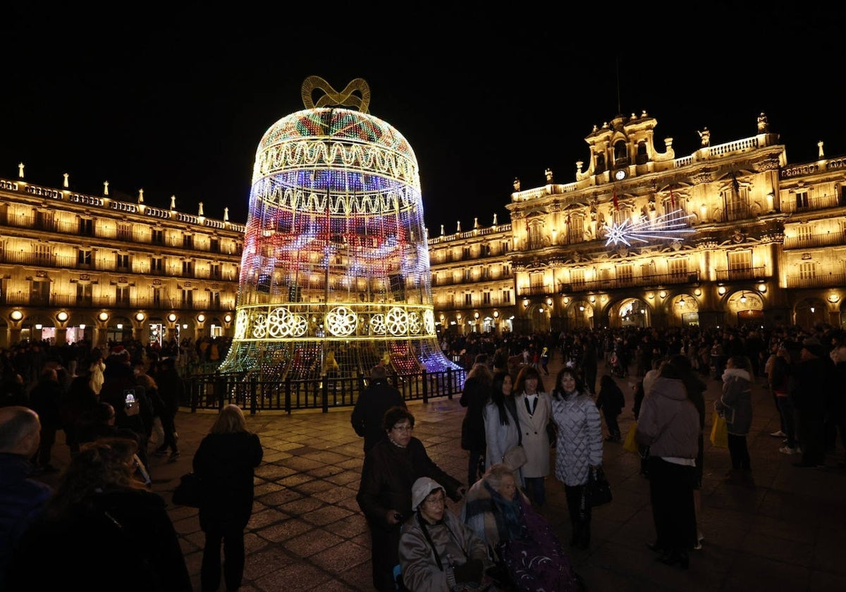 Público contemplando la gran campana que adornó la Plaza la Navidad pasada.