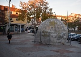 Adorno navideño junto a la plaza del Ayuntamiento en Carbajosa.