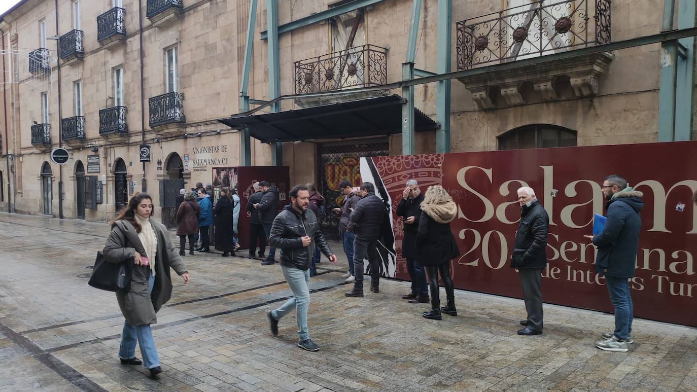 Aficionados de Unionistas hacen cola para conseguir una entrada.