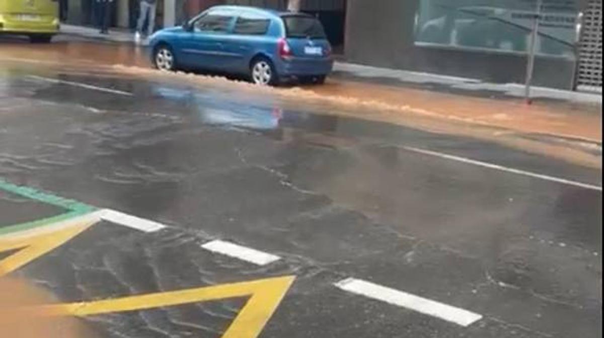 Torres Villarroel, cortada al tráfico por el reventón de agua