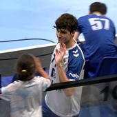Pablo Urdangarín saluda a una niña al término de un partido.