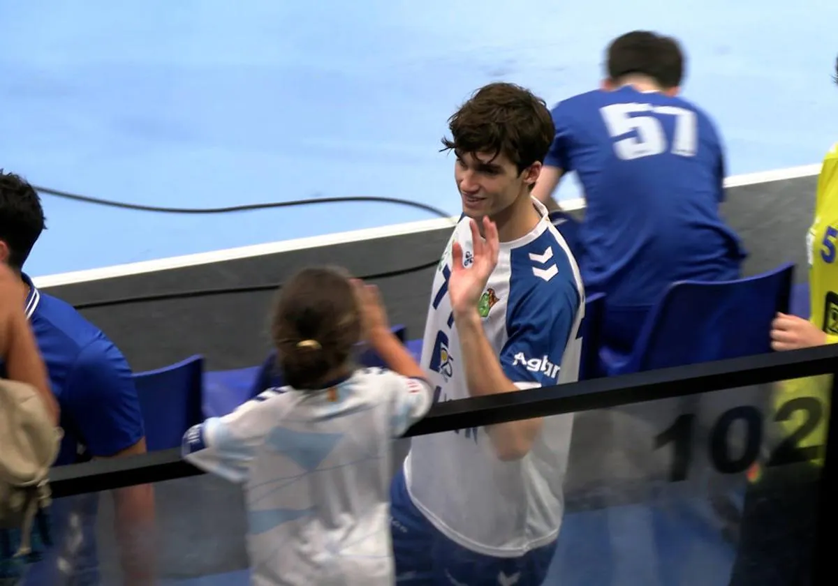 Pablo Urdangarín saluda a una niña al término de un partido.