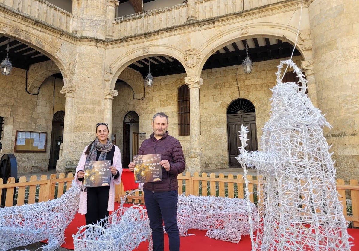 Paola Martín y Rubén Benito en el Nacimiento luminoso instalado en la Plaza Mayor