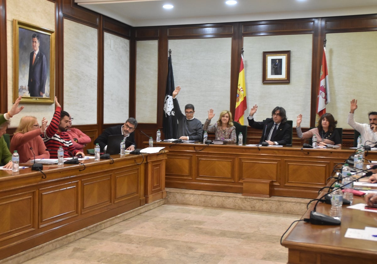 Imagen del equipo de Gobierno de Béjar en la votación a favor de la incorporación de la ciudad al plan «Salamanca Reserve» para modernizar la gestión del agua.