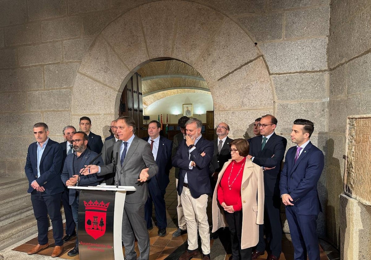 El alcalde de Salamanca, durante su intervención en el Ayuntamiento de Plasencia.