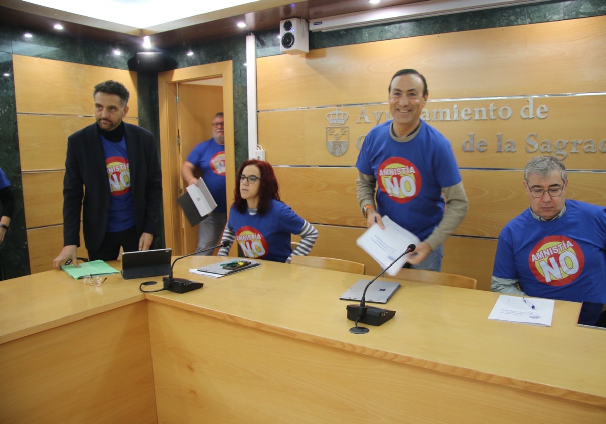 Domingo Elena, José Álvarez, Noemí Fernández, Pedro Samuel Martín y Ángel Manso, en la sesión plenaria de Carbajosa de la Sagrada.