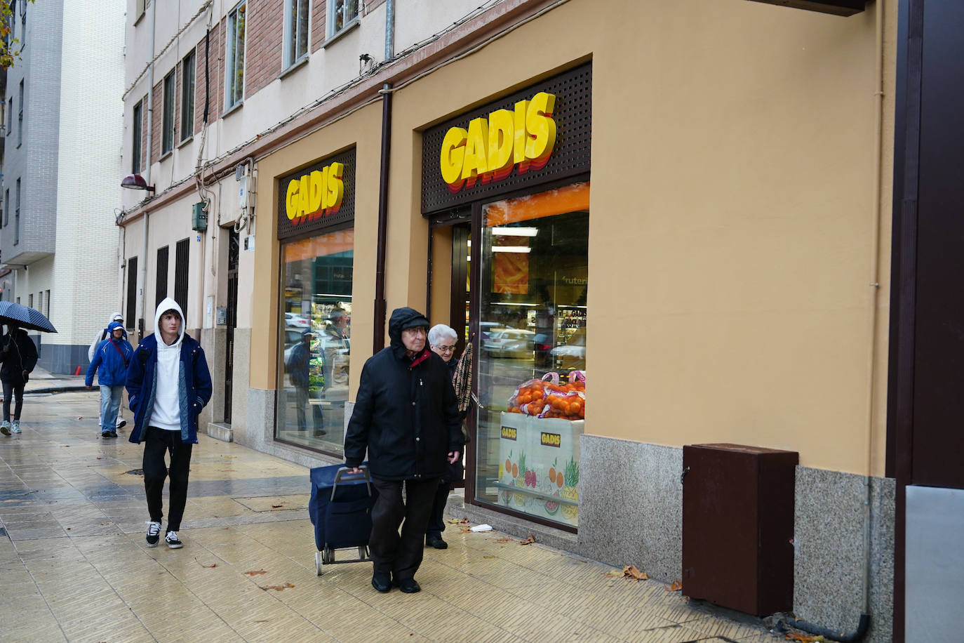 Satisfacción entre los clientes en la ampliación y reapertura del supermercado Gadis del barrio Vidal
