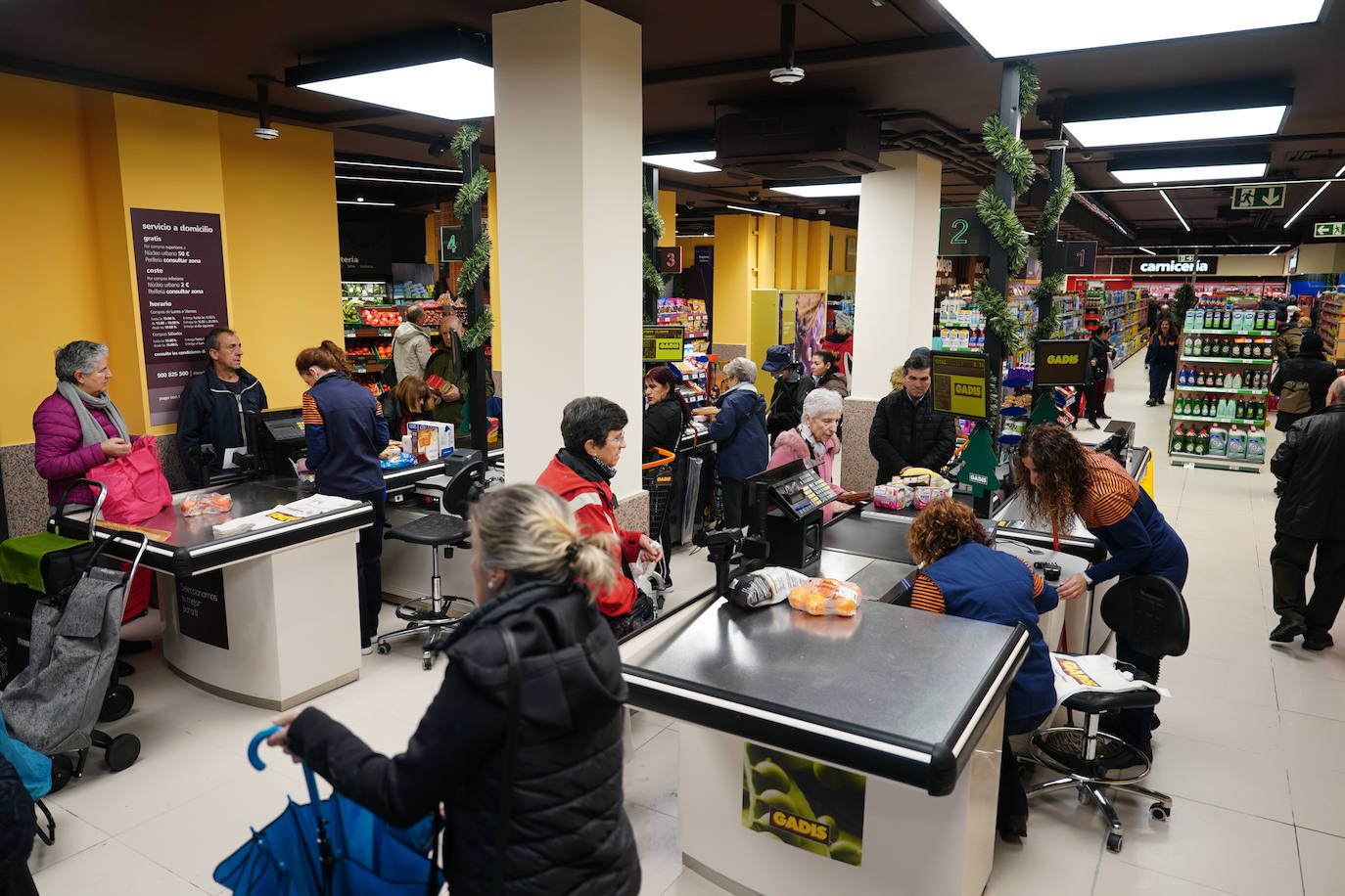 Satisfacción entre los clientes en la ampliación y reapertura del supermercado Gadis del barrio Vidal