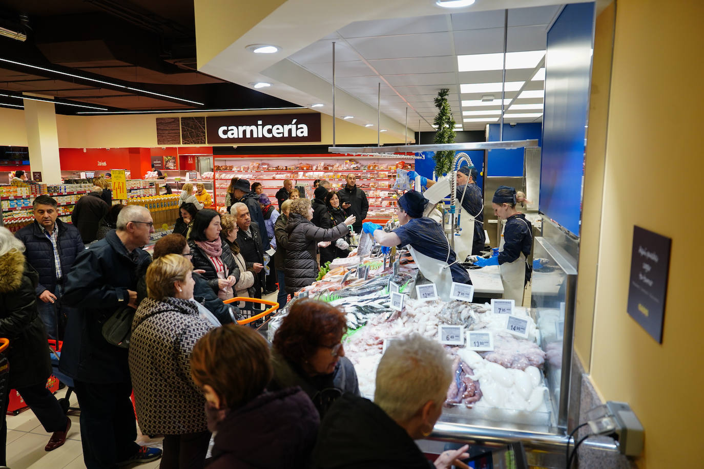 Satisfacción entre los clientes en la ampliación y reapertura del supermercado Gadis del barrio Vidal