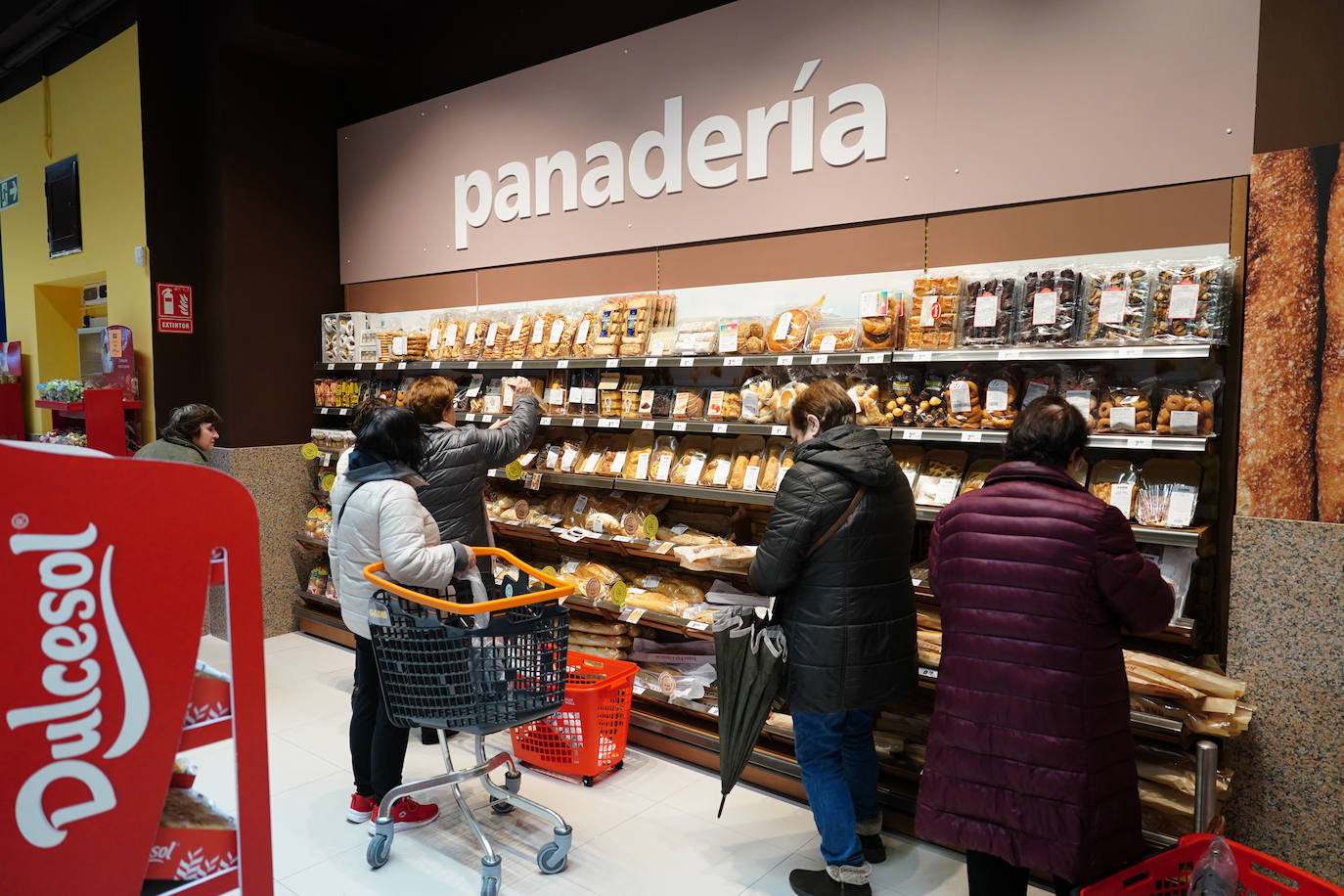 Satisfacción entre los clientes en la ampliación y reapertura del supermercado Gadis del barrio Vidal