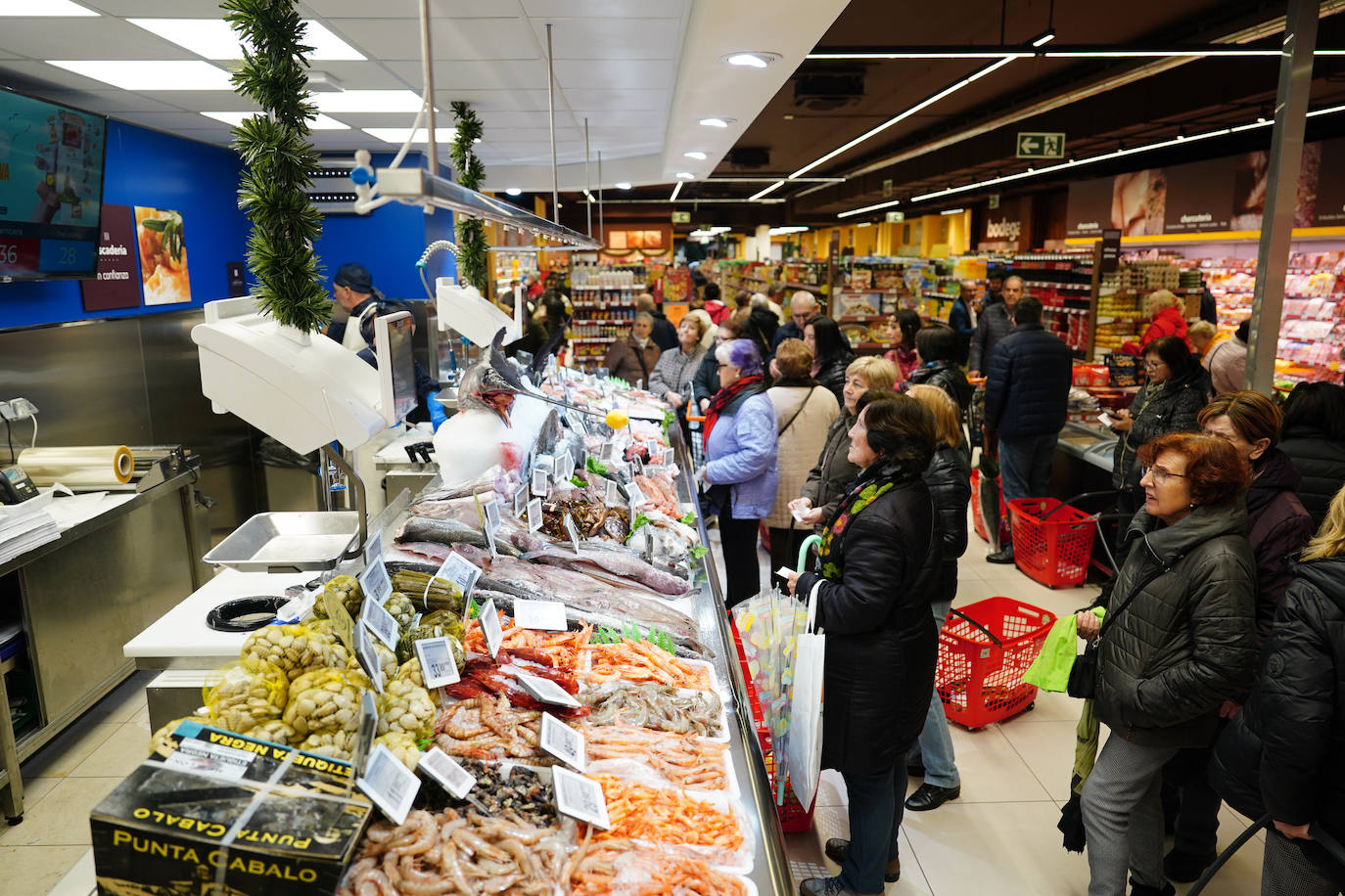 Satisfacción entre los clientes en la ampliación y reapertura del supermercado Gadis del barrio Vidal