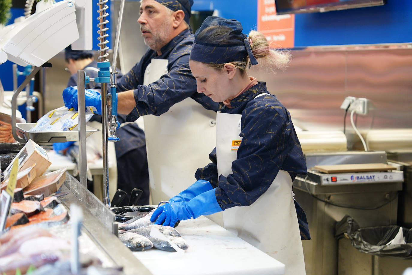 Satisfacción entre los clientes en la ampliación y reapertura del supermercado Gadis del barrio Vidal