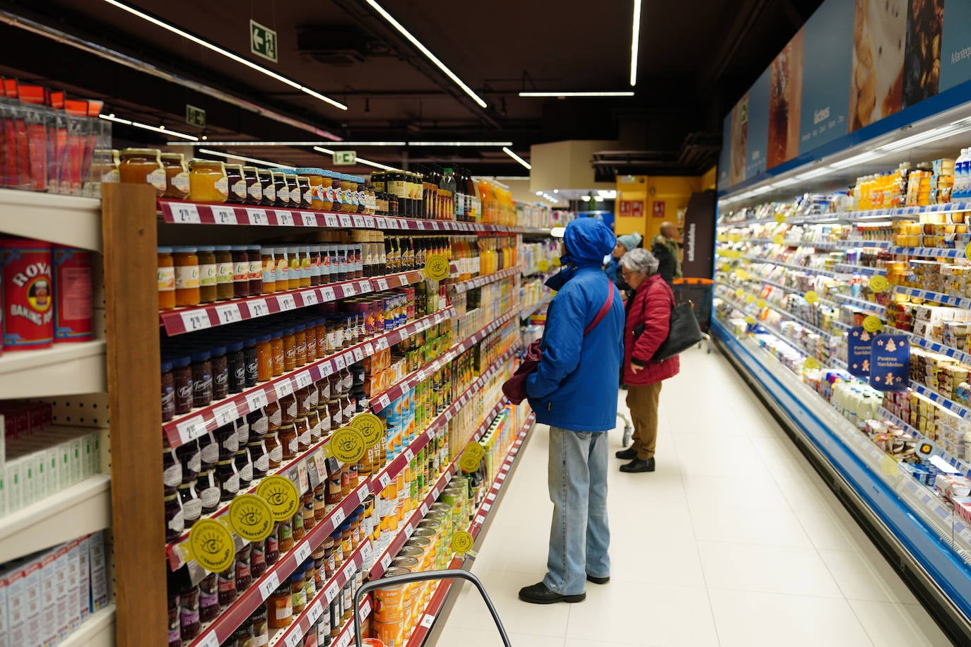 Satisfacción entre los clientes en la ampliación y reapertura del supermercado Gadis del barrio Vidal