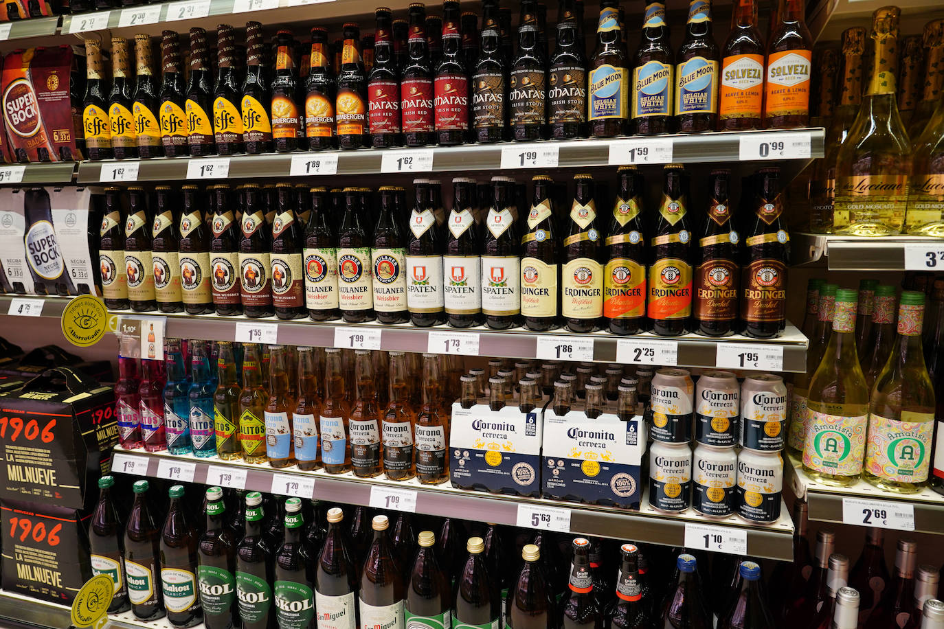 Satisfacción entre los clientes en la ampliación y reapertura del supermercado Gadis del barrio Vidal