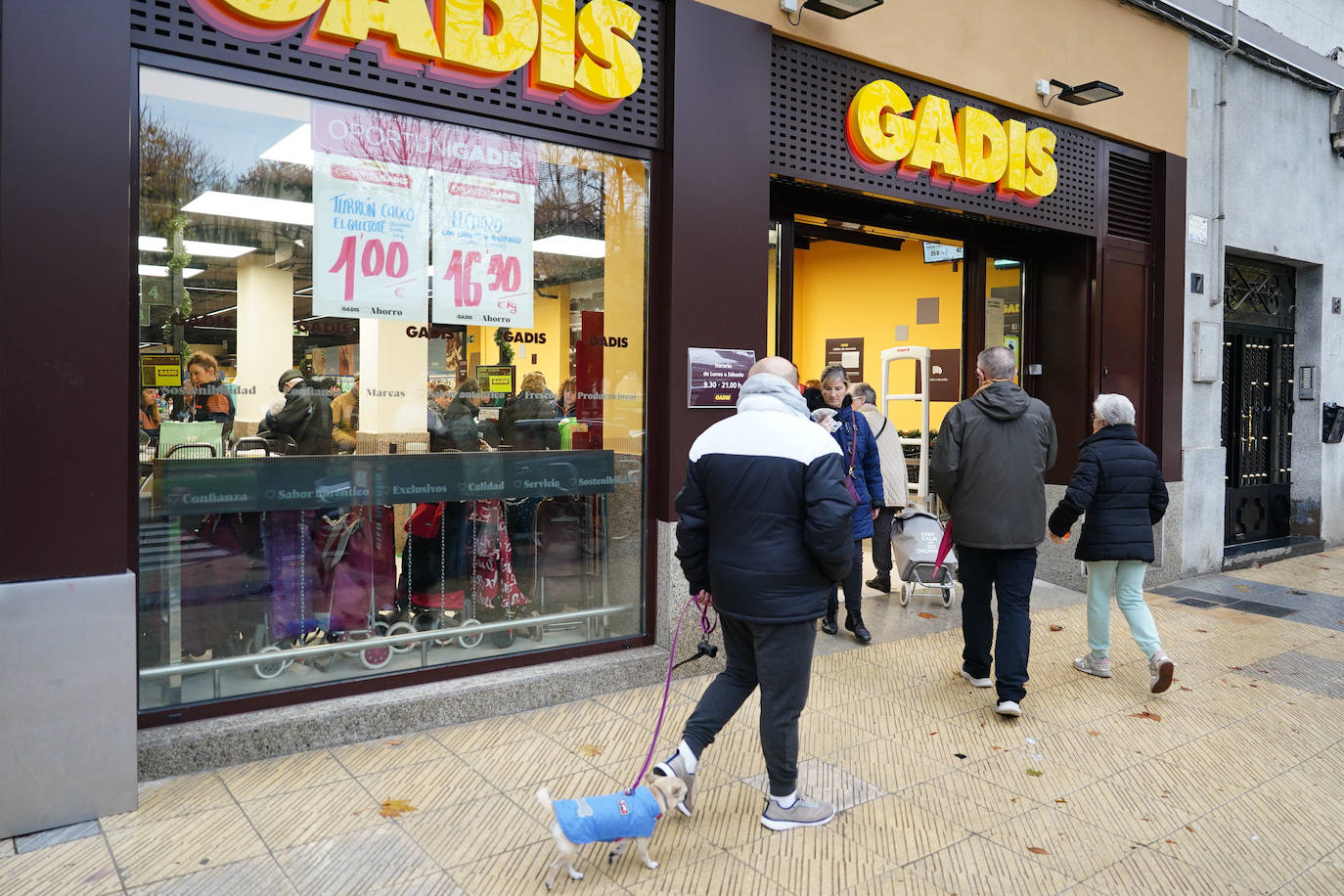 Satisfacción entre los clientes en la ampliación y reapertura del supermercado Gadis del barrio Vidal