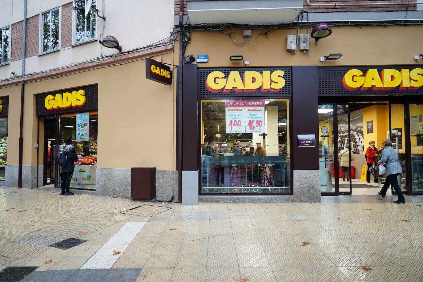 Satisfacción entre los clientes en la ampliación y reapertura del supermercado Gadis del barrio Vidal
