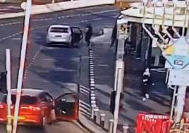 El momento en el que dos terroristas de Hamás asesinan a tiros a tres personas en una parada de autobús