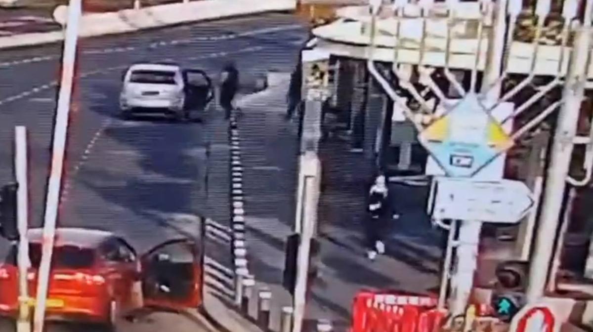 El momento en el que dos terroristas de Hamás asesinan a tiros a tres personas en una parada de autobús