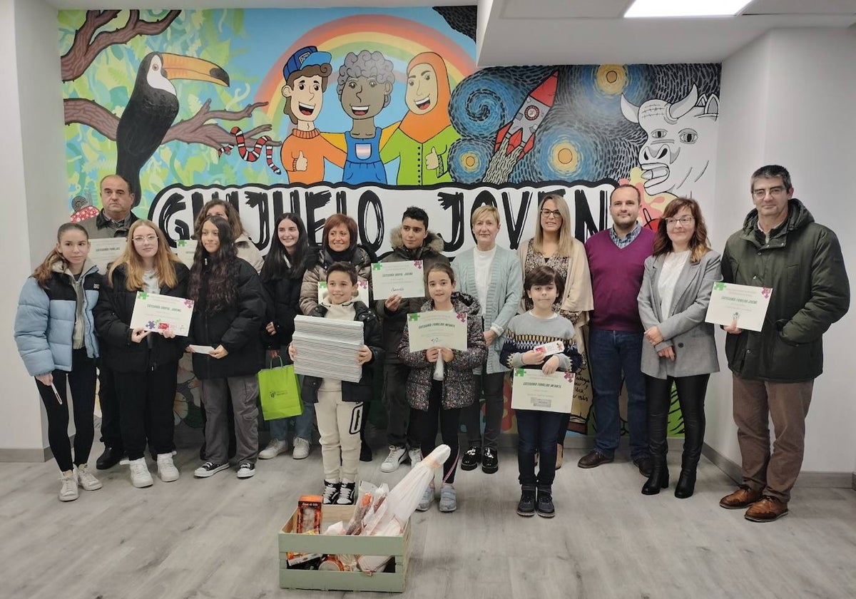 Los ganadores y las autoridades durante la entrega de los premios.