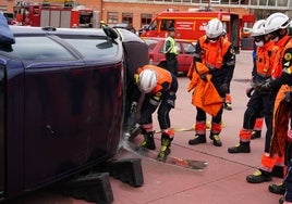 Intervención en un vehículo volcado tras un accidente de tráfico