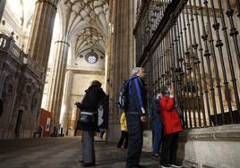 Turistas en la Catedral de Salamanca.