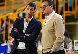 Jorge Recio, presidente del Perfumerías Avenida, junto a Pepe Vázquez en un choque en Würzburg.