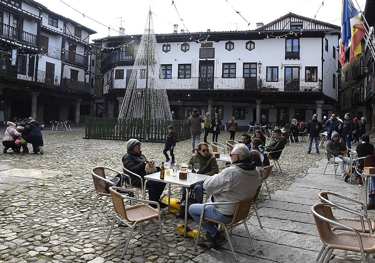 Plaza Mayor de La Alberca en época navideña.