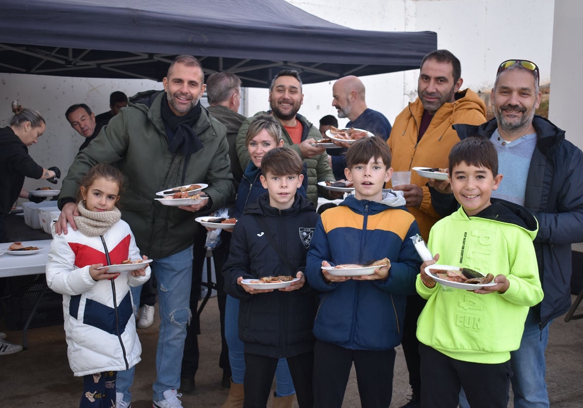 La parrillada anima las fiestas de Aldeatejada con 350 comensales