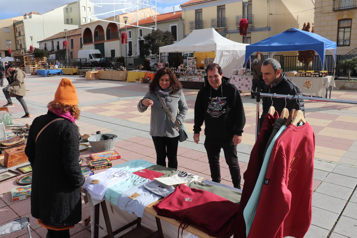 Campillo de Salvatierra se adelanta a la Navidad y celebra su primer mercado de artesanía