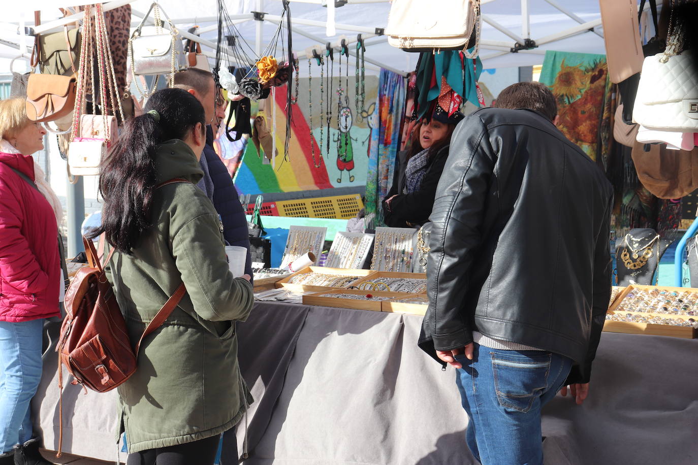 Campillo de Salvatierra se adelanta a la Navidad y celebra su primer mercado de artesanía