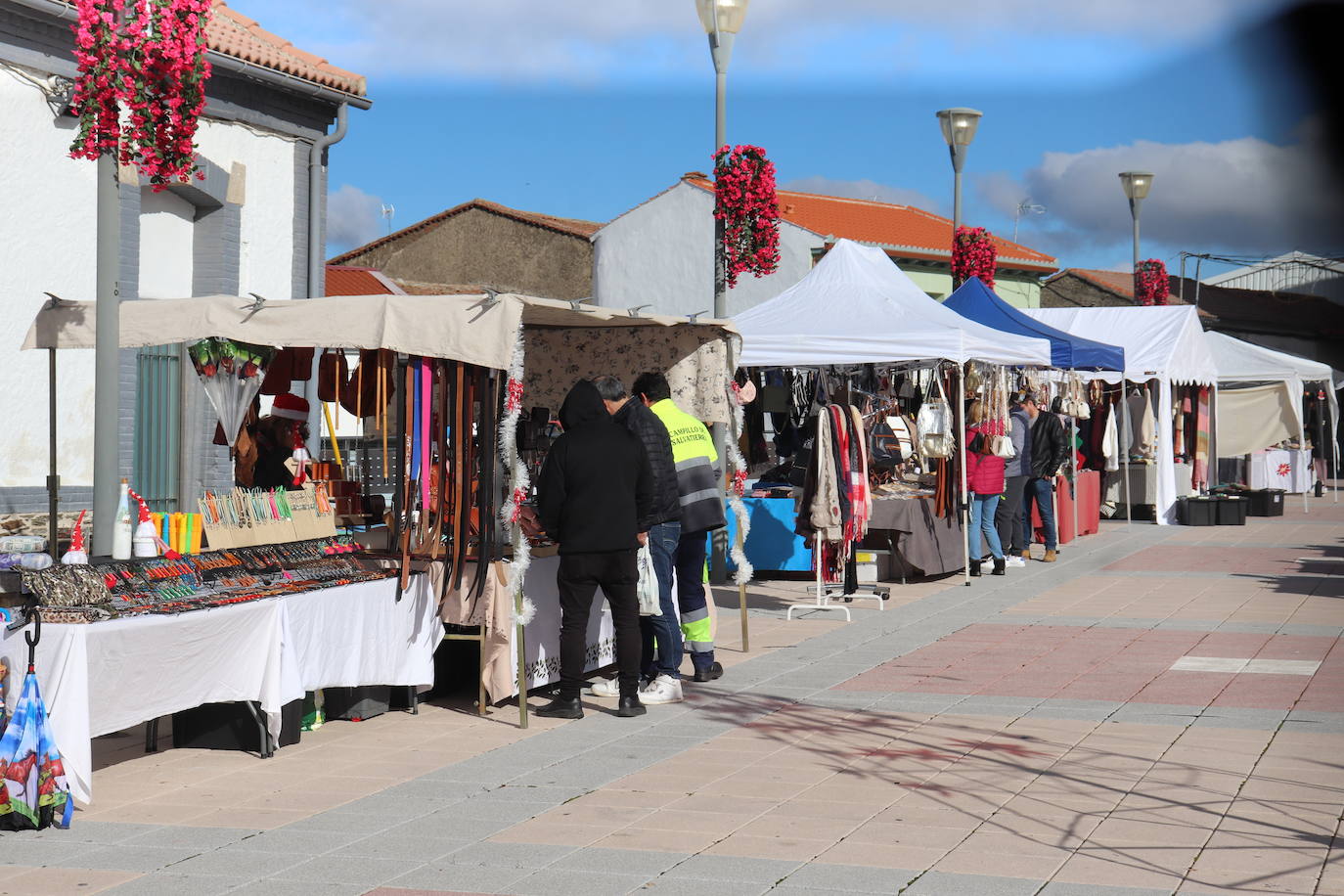 Campillo de Salvatierra se adelanta a la Navidad y celebra su primer mercado de artesanía