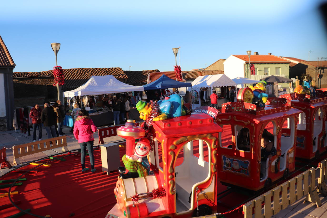 Campillo de Salvatierra se adelanta a la Navidad y celebra su primer mercado de artesanía