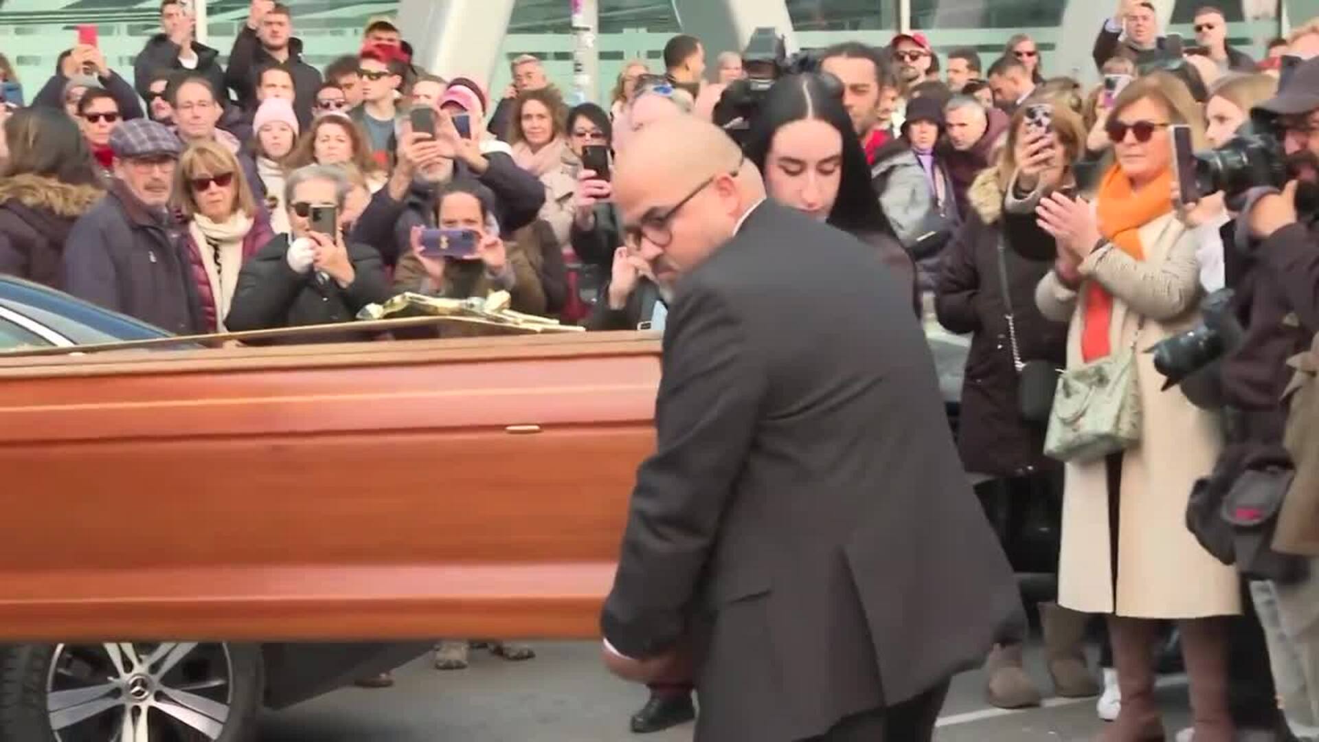 El emotivo recibimiento al féretro de Concha Velasco en el teatro La Latina