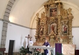 Imagen de la eucaristía celebrada en la iglesia de Campillo de Salvatierra con la imagen de San Andrés presidiendo el retablo del altar mayor