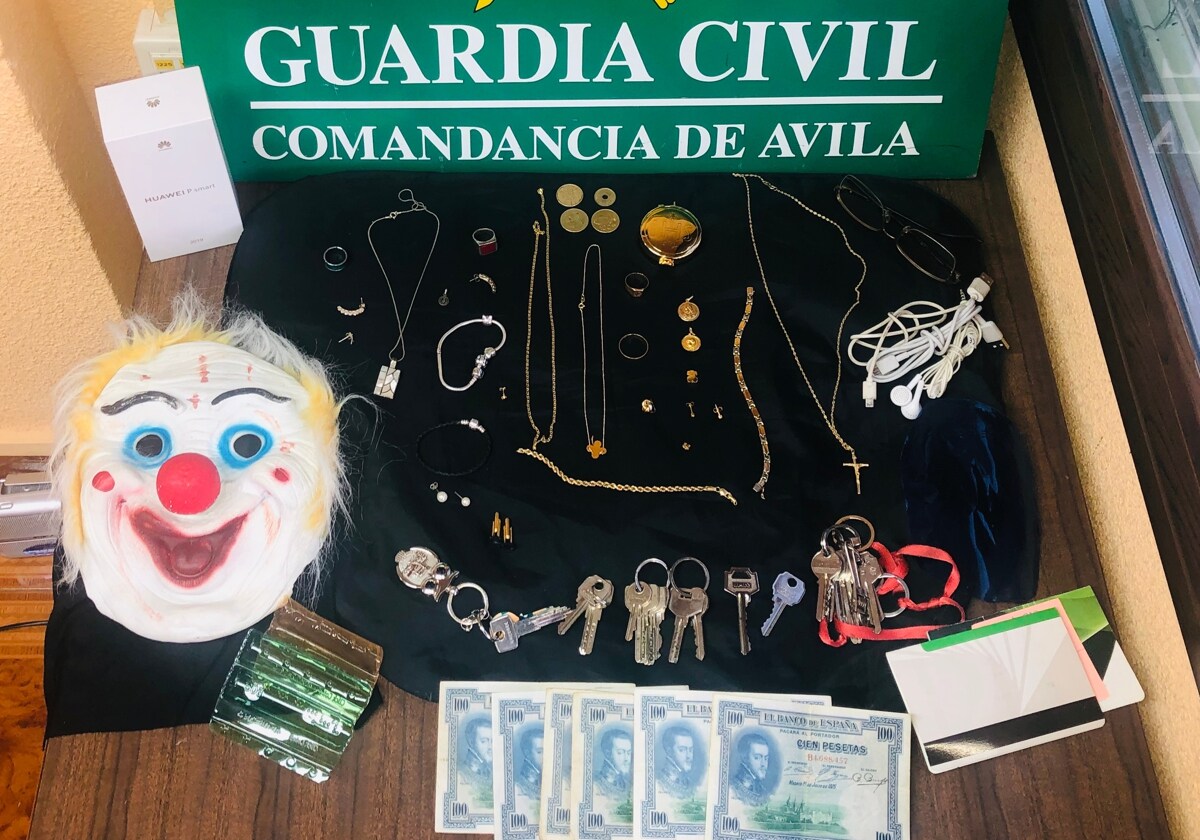 Joyas, llaves, dinero, tarjetas y otros efectos que llevaban los dos detenidos.