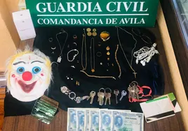 Joyas, llaves, dinero, tarjetas y otros efectos que llevaban los dos detenidos.