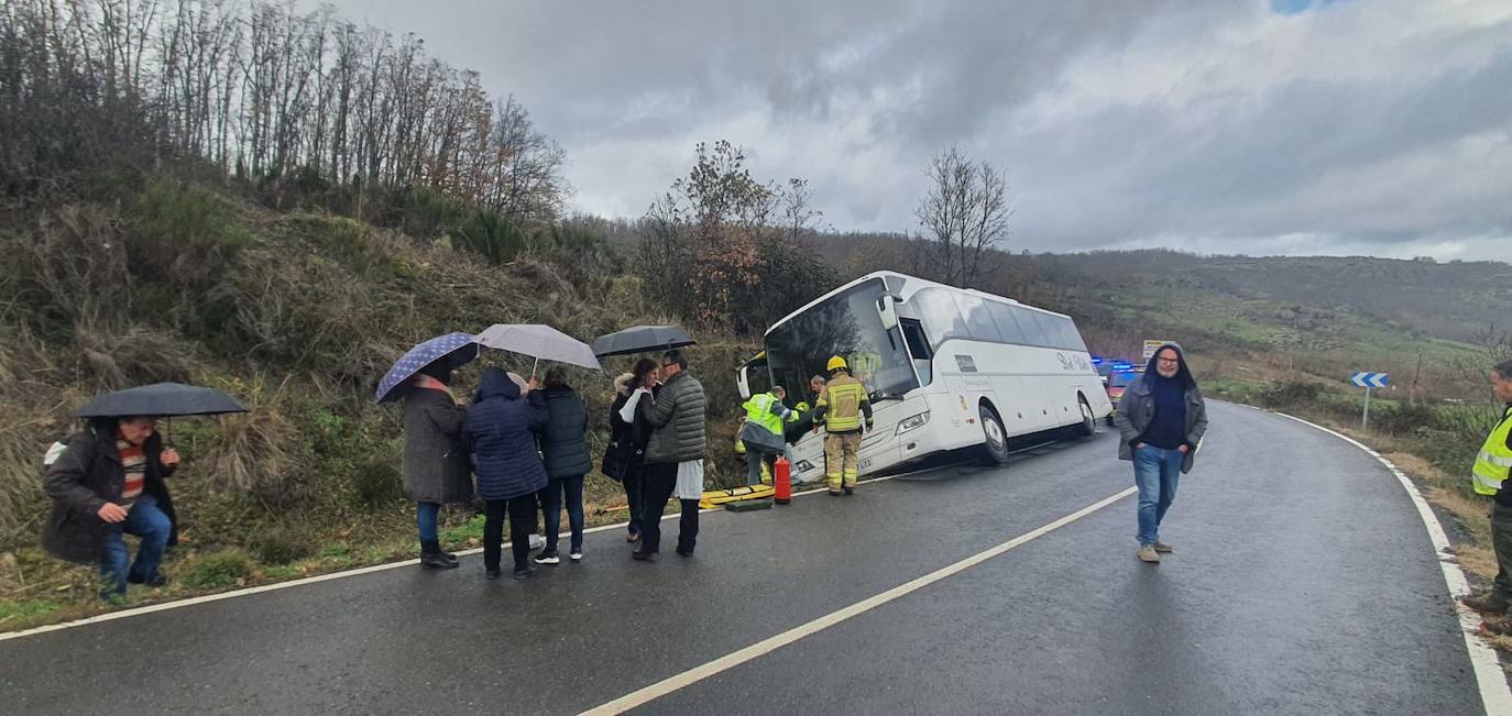 Rescatan a los 58 pasajeros de un autobús accidentado en Colmenar de Montemayor