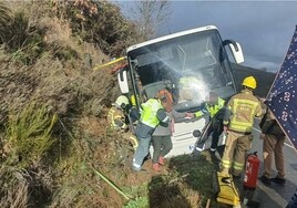 Rescatan a los  58 pasajeros de un autobús accidentado en Colmenar de Montemayor