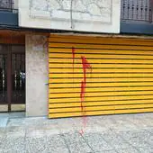 La sede del PSOE amaneció este martes manchada de pintura roja.
