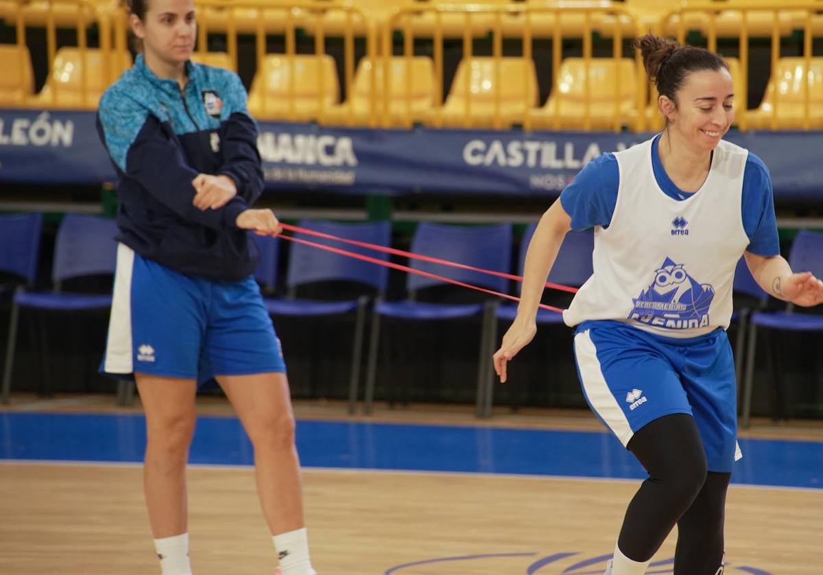 Andrea Vilaró y Silvia Domínguez, durante un ejercicio en el entrenamiento de este martes en Würzburg.