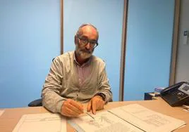 Julián Noriega, jefe de sección de clínica forense en el Instituto de Medicina Legal de Salamanca, con documentos de anatomía del carpo.