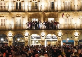 Decenas de salmantinos acudieron a la Plaza Mayor para despedir el 2022 el año pasado.