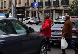 Una imagen de la cola para acceder a un parking.